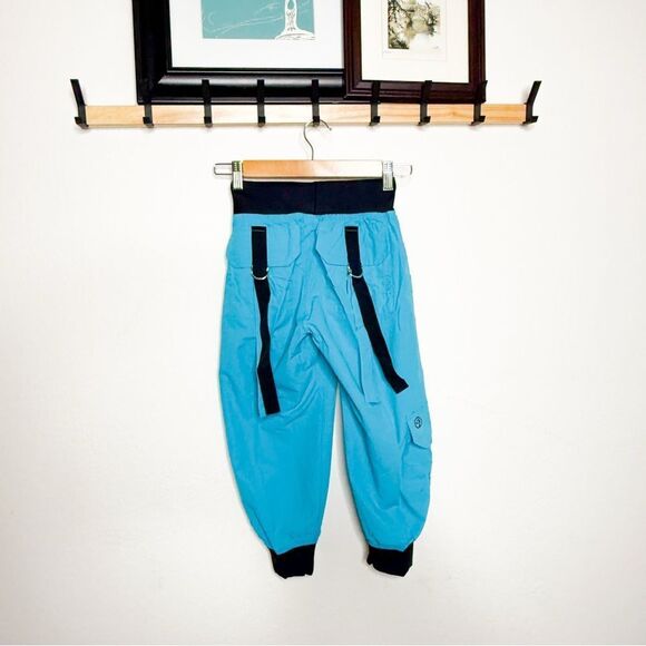 Zumba NWT! Ultimate Orbit Cargo Capri Pants Blue Black Joggers Dance Size XS - Picture 2 of 6